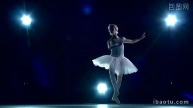 芭蕾舞女演员穿着短裙。慢动作